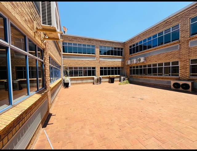 1,300M² OFFICE TO LET IN RANDJESPARK